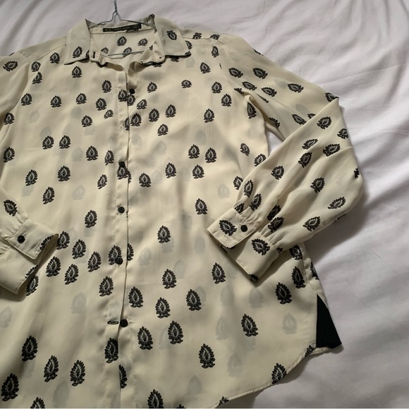 Mediterranean pattern flowy loose button down white collar shirt (silky texture) - Picture 4 of 5